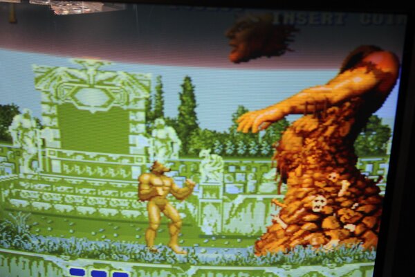 Altered Beast de Sega System 16B presenta un color incorrecto y verduzco-amarillento debido a la RAM de color en mal estado