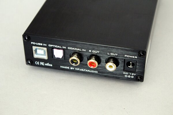 Vista trasera del conversor de audio digital a analógico (DAC) FX-Audio DAC-X6