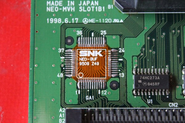 En esta Neo Geo MV1B se ha reemplazado el chip NEO-BUF por una PCB flexible con simples pistas y sin ningún tipo de búfer