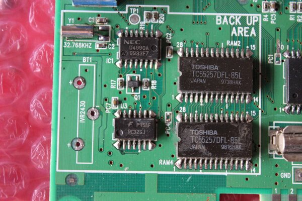 Detalle de la zona de la batería en Neo-Geo MV1C