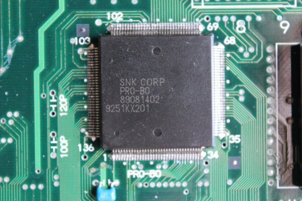 Chip PR0-B0 de una Neo Geo resoldado para solucionar problemas gráficos con los colores