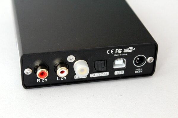 Detalle de las conexiones del DAC Topping E30: entrada coaxial, entrada óptica, entrada USB, salida RCA y alimentación (5V / 1A)
